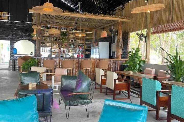 Lounge 9 of 16