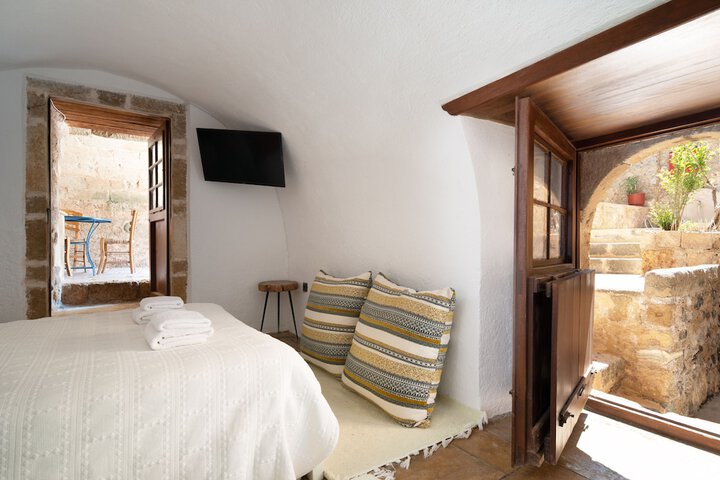 Room 2 of 33