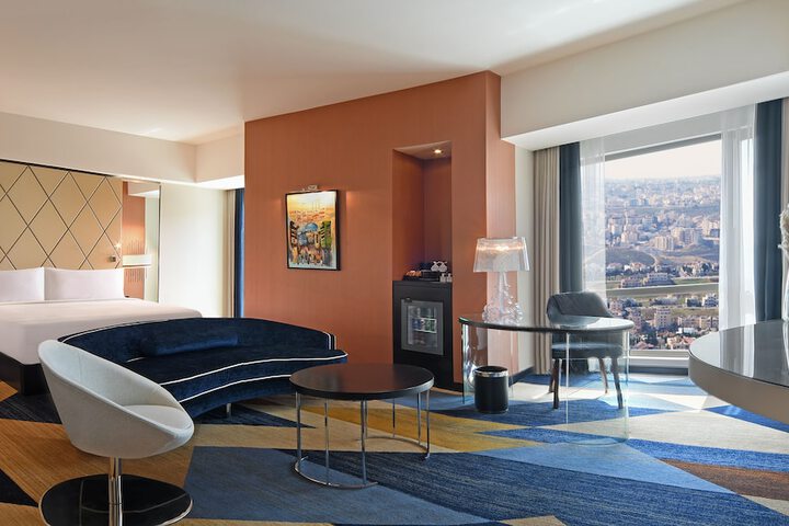 Room 18 of 175