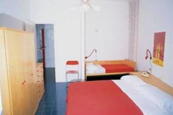 Room 8 of 18
