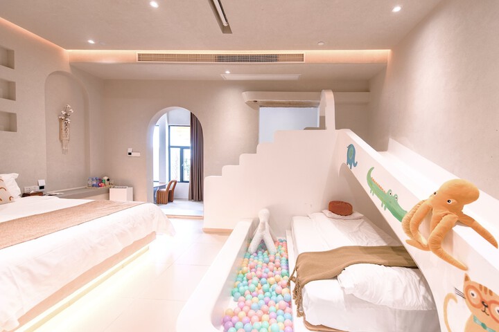 Room 10 of 150