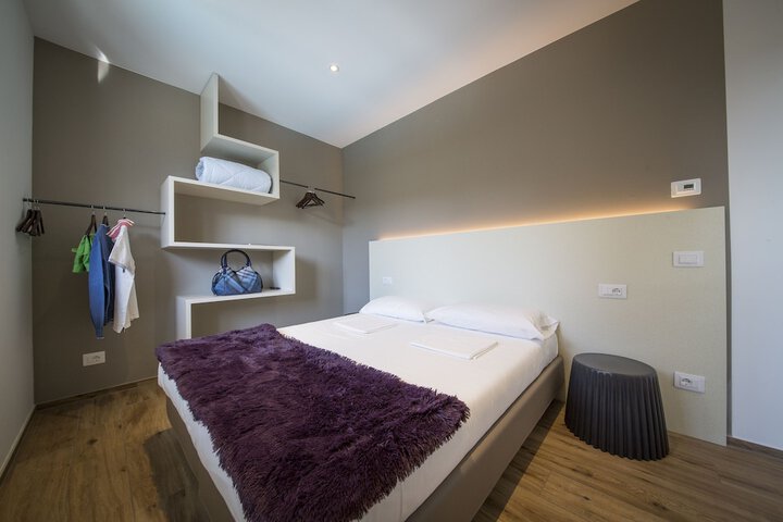 Room 6 of 102
