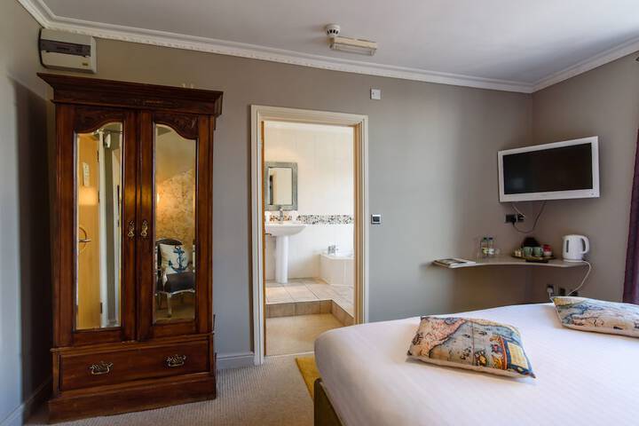 Room 33 of 153