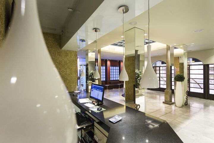 Check-in/check-out kiosk