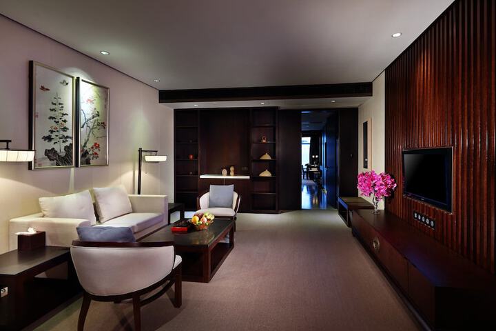 Room 4 of 82