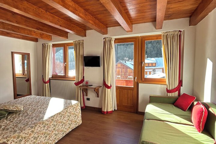 Room 4 of 18