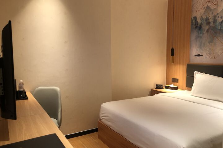 Room 7 of 8