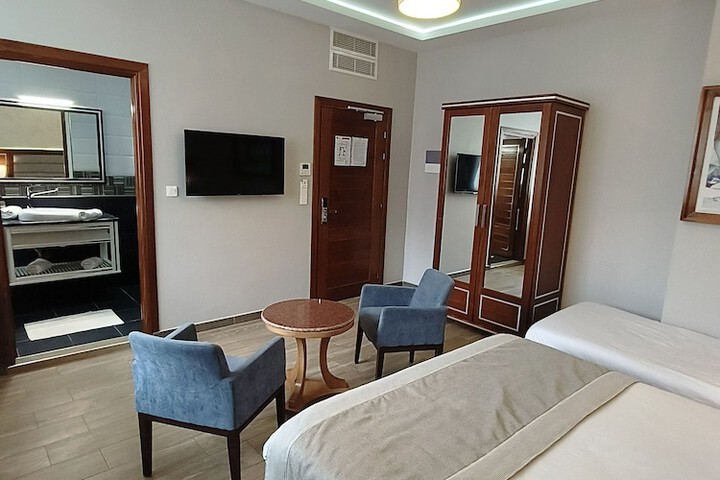 Room 12 of 82