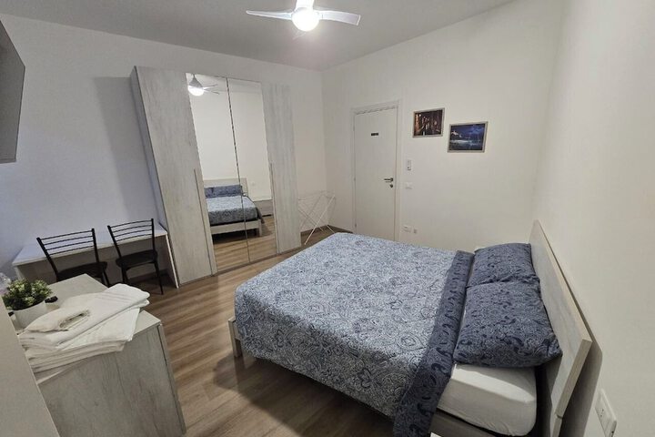 Room 4 of 9