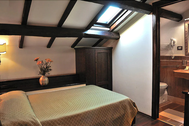 Room 6 of 9