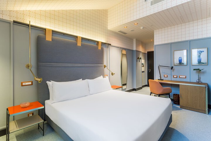 Room 26 of 100