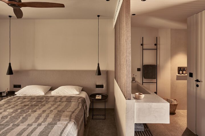 Room 33 of 166