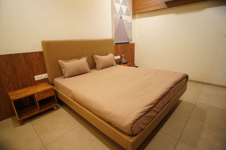 Room 9 of 32