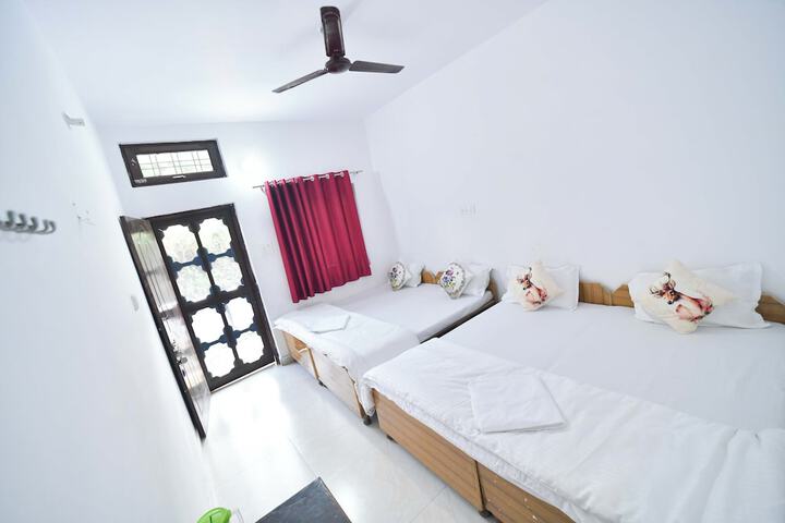 Room 2 of 10