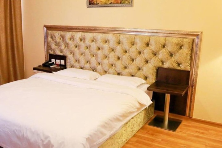Room 6 of 25