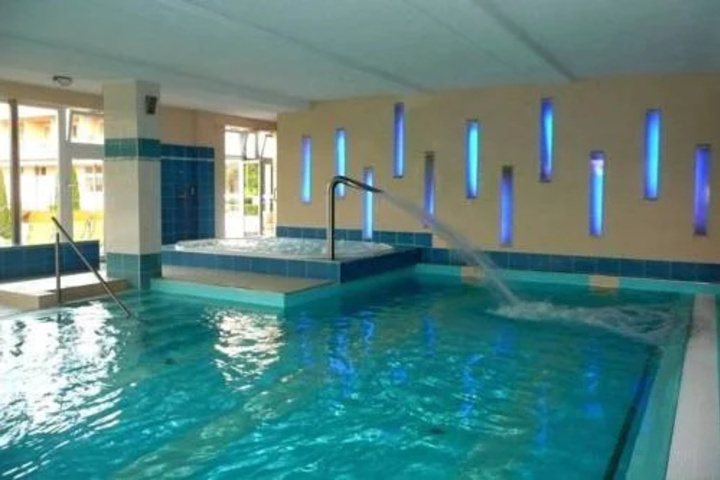 Pool 10 of 18