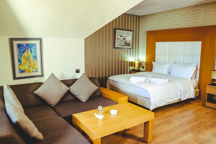 Room 6 of 18