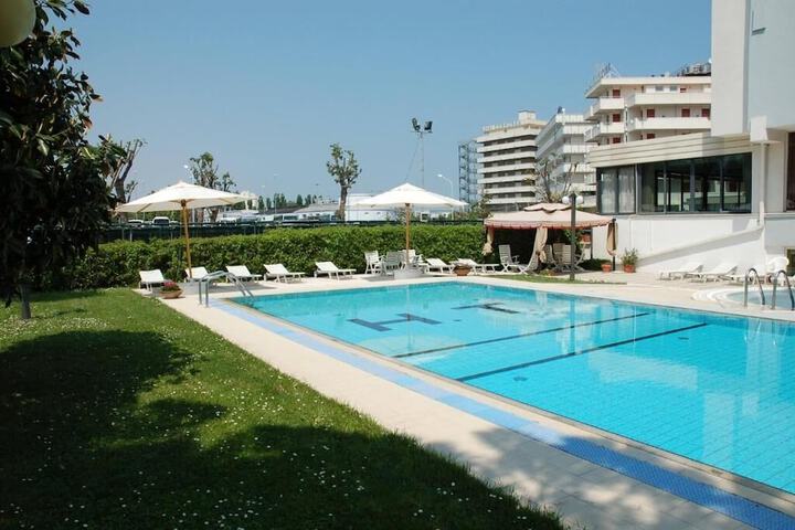 Pool 10 of 52