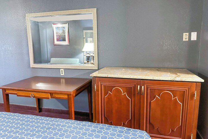 1 King Bed (3 of 21)