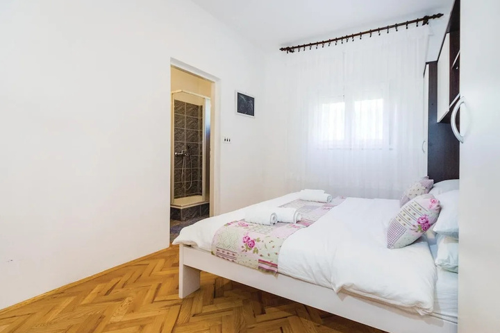 Room 2 of 31