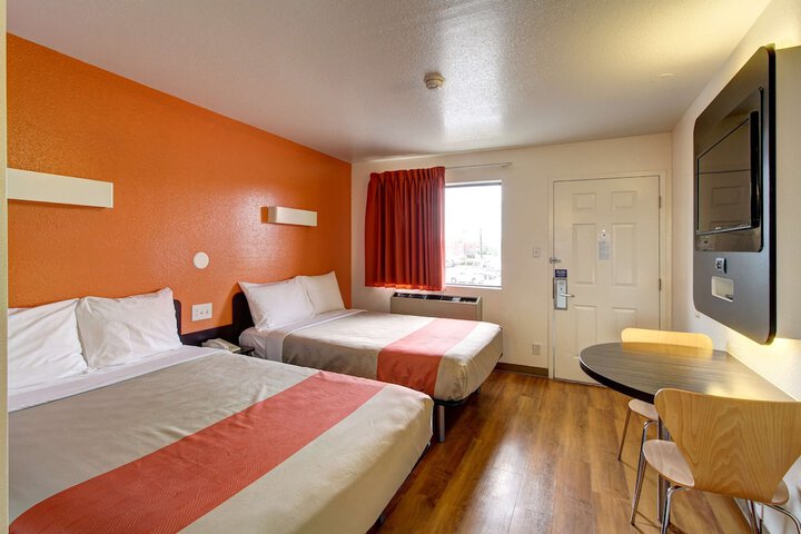 Deluxe Room 2 Double Beds Refrigerator, Microwave (3 of 4)