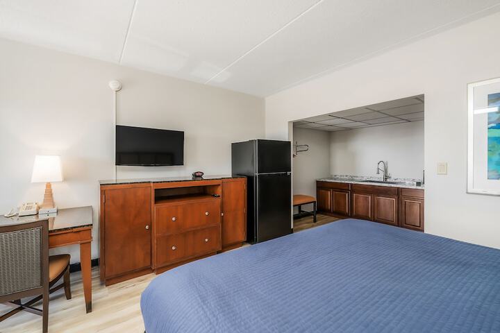 Studio King Bed Kitchenette (4 of 13)