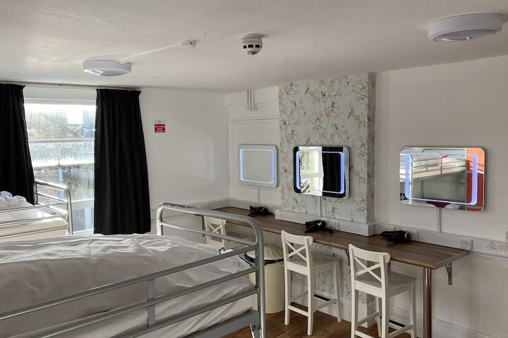 Room 14 of 33
