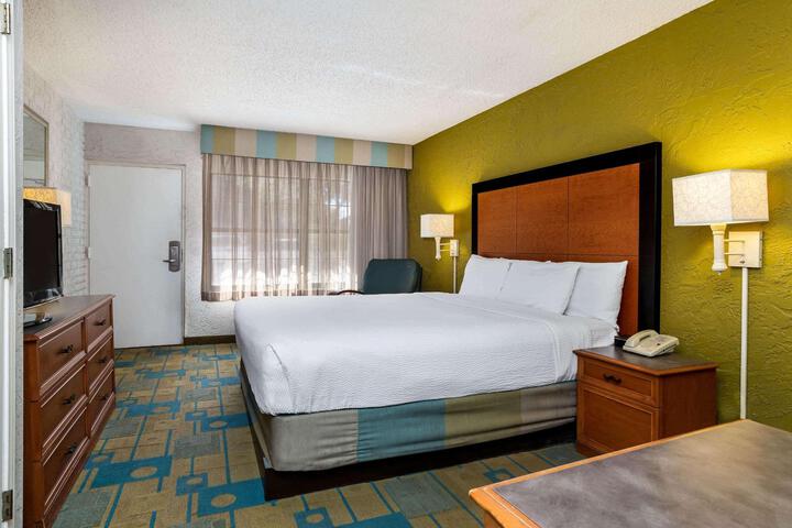 1 King Bed Deluxe Room (5 of 19)