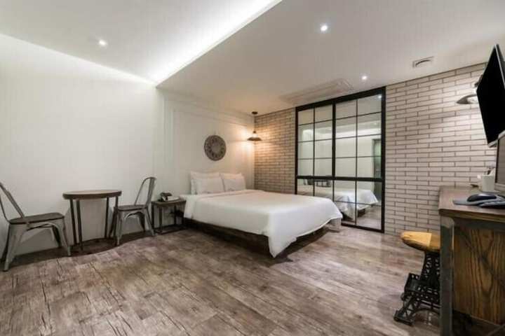 Room 4 of 33