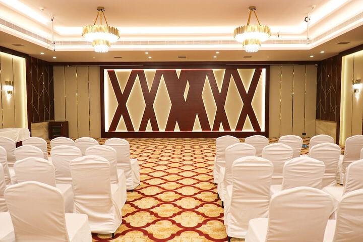 Ballroom/Hall 62 of 74