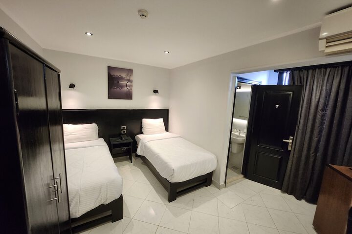 Room 10 of 107