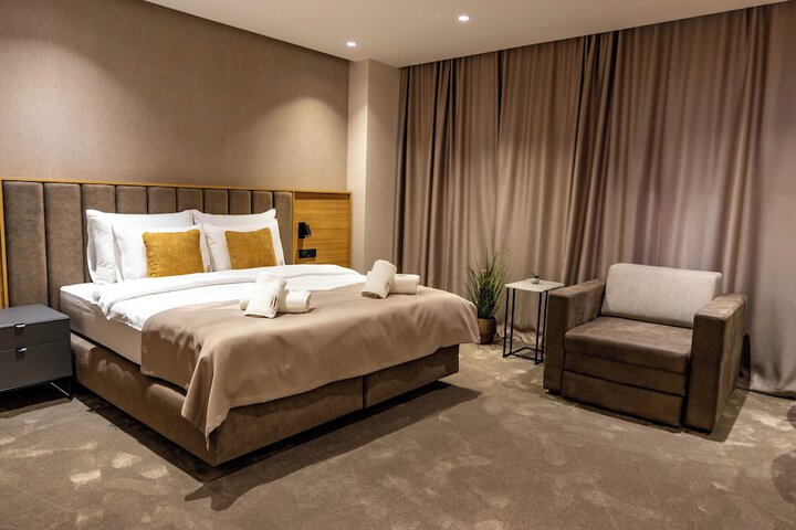 Room 13 of 80