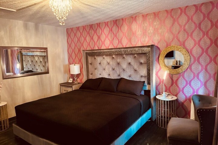 Room 28 of 77