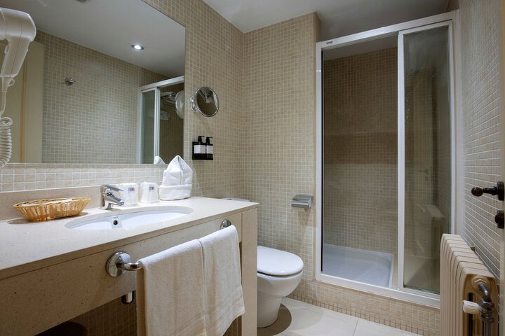 Room 9 of 28