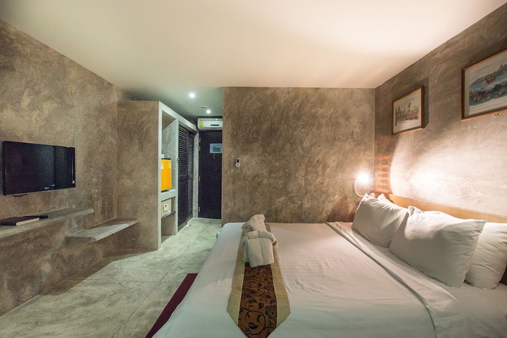 Room 9 of 32