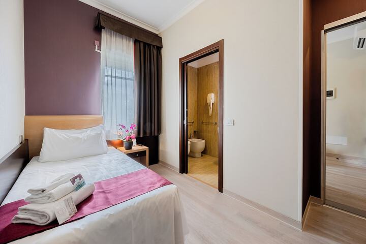 Room 12 of 25