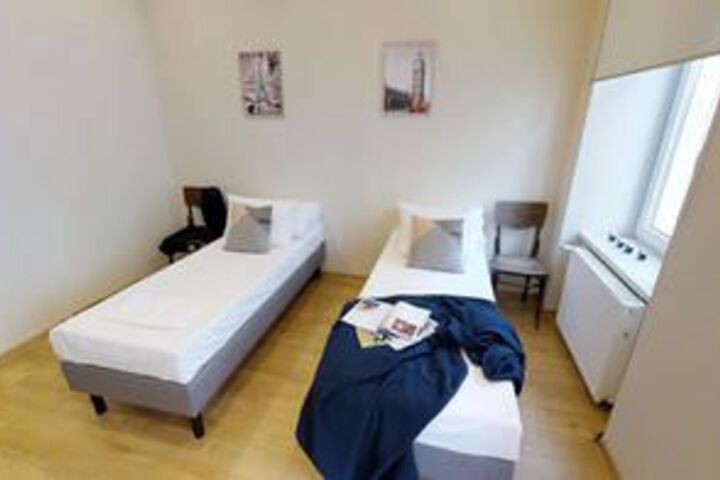 Room 8 of 11