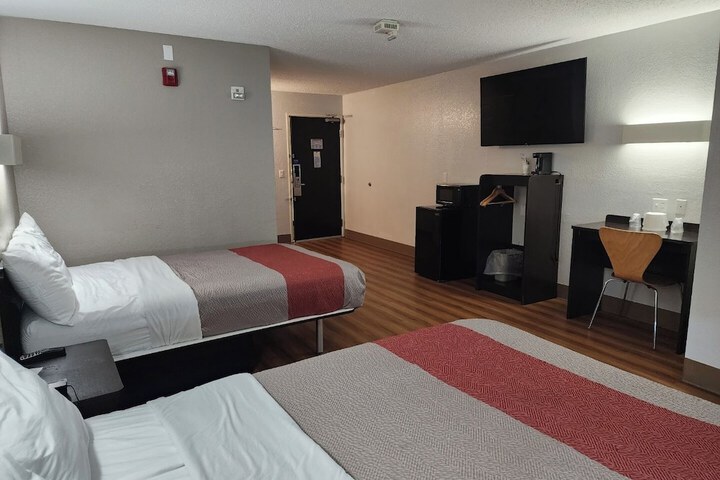 Room 13 of 32