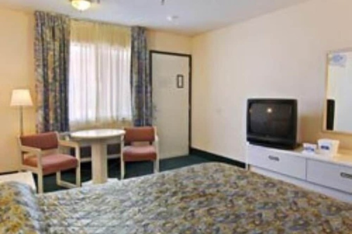 1 Queen Bed (4 of 7)