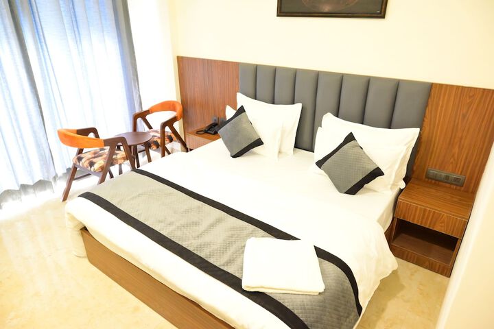 Room 4 of 10