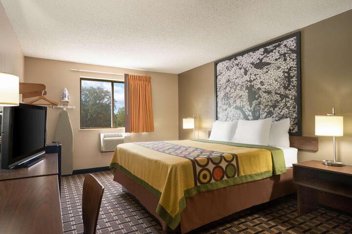 1 Queen Bed (1 of 2)