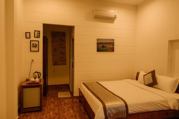 Room 8 of 83
