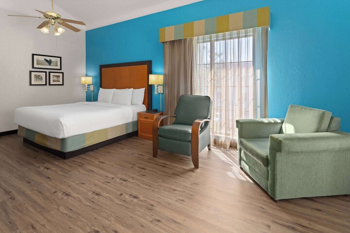 1 King Bed Deluxe Room (6 of 14)