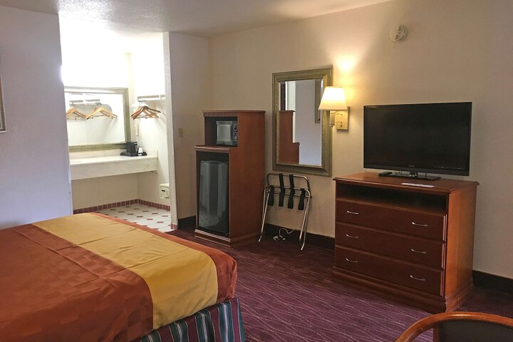 1 King Bed (1 of 5)