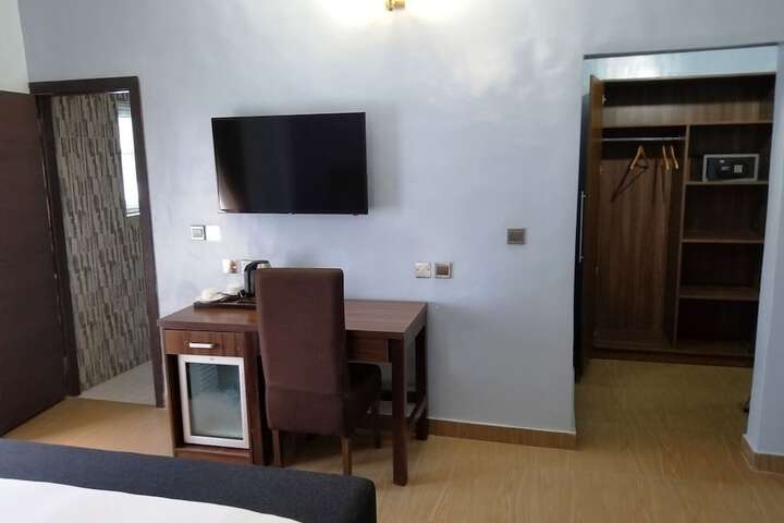 Room 21 of 38