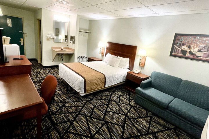 1 Queen Bed (6 of 11)