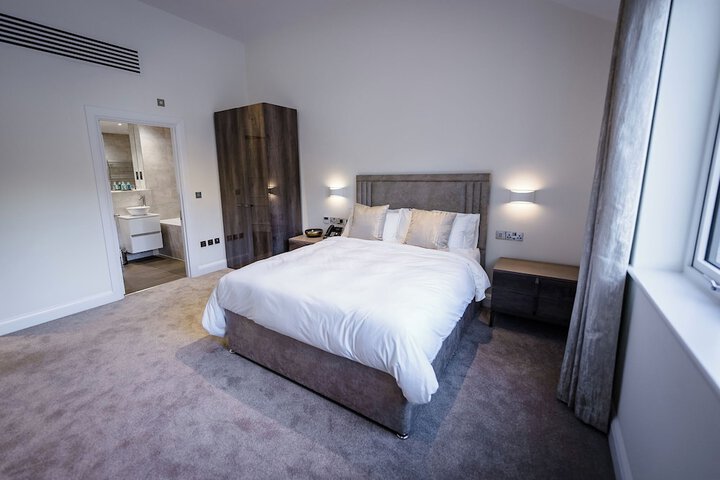Room 5 of 9