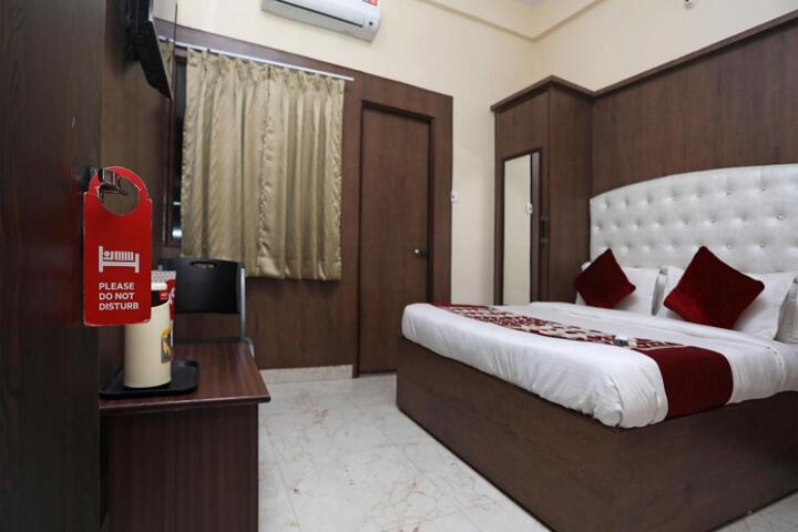 OYO 14949 Shashi Hotel