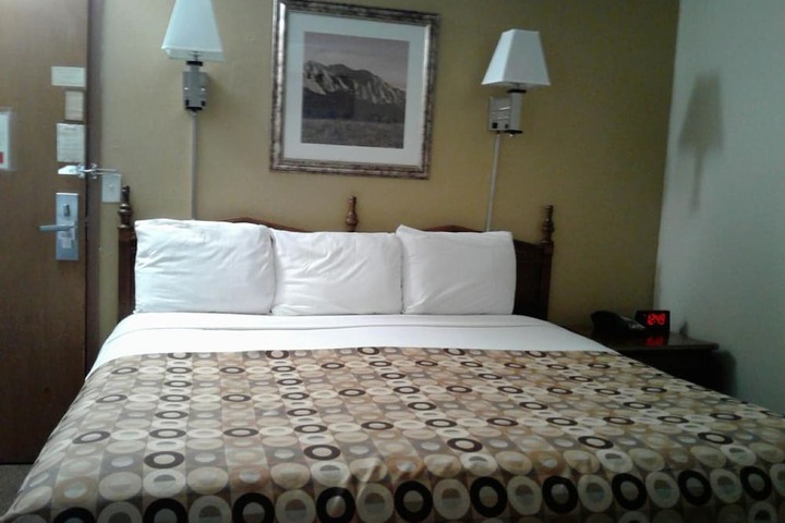 1 King Bed (6 of 10)