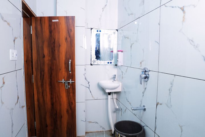 Room 10 of 18
